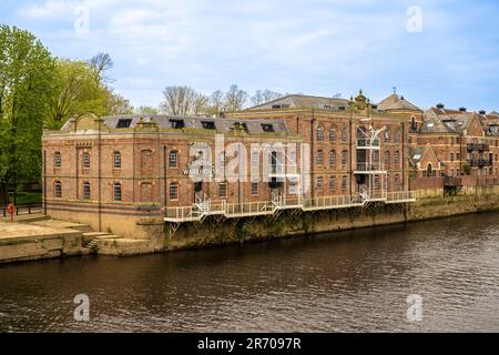 Il magazzino Bonding sulla riva del fiume Ouse è ora un appartamento di lusso. York, North Yorkshire. REGNO UNITO Foto Stock