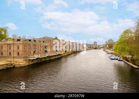 Fiume Ouse a York guardando verso Ouse Bridge con gli appartamenti Bond Warehouse a sinistra e le banchine lungo la South Esplanade a destra. Foto Stock