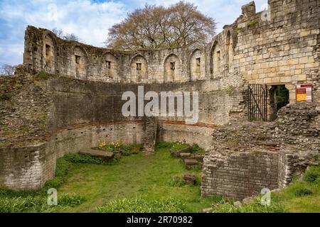 Vista interna della Torre Multangular nei Giardini del Museo, il miglior esempio di resti romani in piedi a York, visto contro un cielo blu. Foto Stock