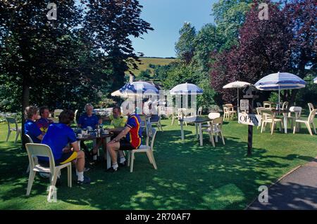 Somerset England Winsford Cafe persone sedute all'ombra nel Cafe Garden Foto Stock