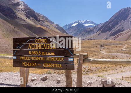 Firma presso un punto di osservazione nella Valle di Horcones con Cerro Aconcagua dietro nel Parco Provinciale di Aconcagua, provincia di Mendoza, Argentina. Cerro Almacenes del Foto Stock