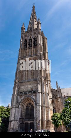 Ypres, Belgio - 8 luglio 2010 : Sint-Maartenskathedraal. Cattedrale di San Martino, chiesa gotica cattolica romana, ricostruita dopo i danni della prima guerra mondiale. Foto Stock