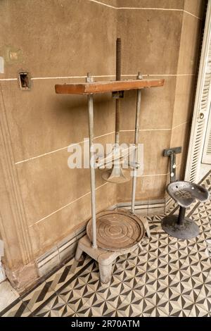 Macchina d'epoca per sigillare la testata su una botte di vino nel Museo Nazionale del vino e della vendemmia, Maipu, Argentina. Foto Stock