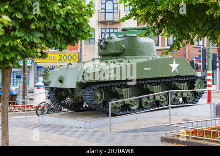 Bastogne, Belgio - 9 luglio 2010 : M4A3(75)W American Sherman Tank in McAuliffe Square. Ha battuto fuori il carro armato dalla seconda guerra mondiale soprannominato Barracuda. Foto Stock