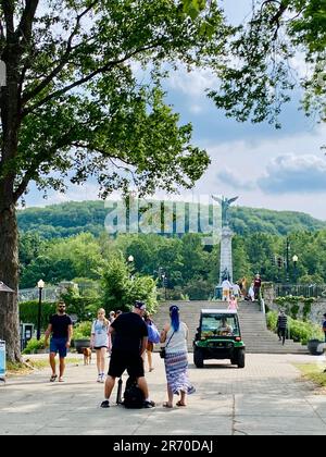 L'aspetto del Monumento a Sir George-Etienne Cartier dal Parco Jeanne-Mance. Foto Stock