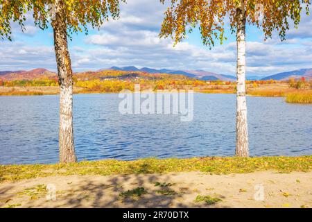 splendido scenario autunnale con lago calmo. sole pomeriggio vista della campagna carpazia. meraviglioso paesaggio montano di transcarpazia, ucraina in Foto Stock