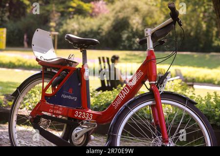 Amburgo, Germania. 12th giugno, 2023. Una bicicletta da Stadtrad Hamburg si trova in una stazione di noleggio ad Amburgo. A partire da martedì 13 giugno, gli utenti possono noleggiare fino a quattro biciclette contemporaneamente con il proprio account alla tariffa normale. Allo stesso tempo, il prezzo giornaliero in tutte le tariffe è stato ridotto dai 15 euro precedenti ad un massimo di nove euro. L'offerta più favorevole è destinata a fornire un ulteriore incentivo per esplorare la città in modo confortevole e rispettoso dell'ambiente. Le nuove condizioni si applicano anche a Stadtrad Lüneburg. Credit: Ulrich Perrey/dpa/Alamy Live News Foto Stock