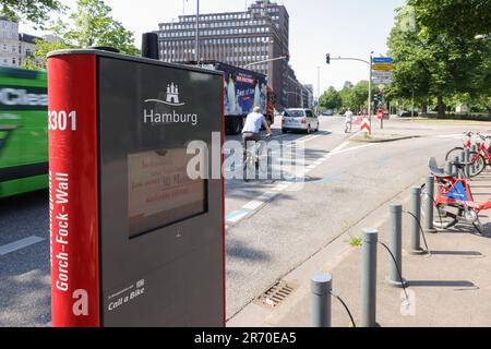 Amburgo, Germania. 12th giugno, 2023. Le biciclette dello Stadtrad Hamburg sono parcheggiate presso una stazione di noleggio ad Amburgo. Da martedì 13 giugno, gli utenti possono prendere in prestito fino a quattro biciclette alla volta con il proprio account alla tariffa normale. Allo stesso tempo, il prezzo giornaliero in tutte le tariffe è stato ridotto dai 15 euro precedenti ad un massimo di nove euro. L'offerta più favorevole è destinata a fornire un ulteriore incentivo per esplorare la città in modo confortevole e rispettoso dell'ambiente. Le nuove condizioni si applicano anche a Stadtrad Lüneburg. Credit: Ulrich Perrey/dpa/Alamy Live News Foto Stock