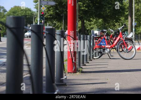 Amburgo, Germania. 12th giugno, 2023. Le biciclette dello Stadtrad Hamburg sono parcheggiate presso una stazione di noleggio ad Amburgo. Da martedì 13 giugno, gli utenti possono prendere in prestito fino a quattro biciclette alla volta con il proprio account alla tariffa normale. Allo stesso tempo, il prezzo giornaliero in tutte le tariffe è stato ridotto dai 15 euro precedenti ad un massimo di nove euro. L'offerta più favorevole è destinata a fornire un ulteriore incentivo per esplorare la città in modo confortevole e rispettoso dell'ambiente. Le nuove condizioni si applicano anche a Stadtrad Lüneburg. Credit: Ulrich Perrey/dpa/Alamy Live News Foto Stock