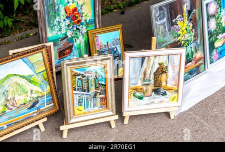 Samara, Russia - 27 maggio 2023: Mostra vernissage di pittura artistica all'aperto su una strada cittadina Foto Stock