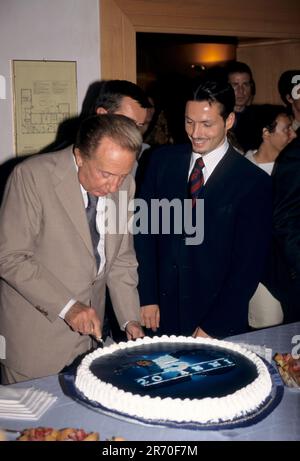 Milano, Italia. 04th Ott 2000. Milano, archivio 90s nella foto: Mike Bongiorno, Piersilvio Berlusconi © fotostore Credit: Independent Photo Agency/Alamy Live News Foto Stock