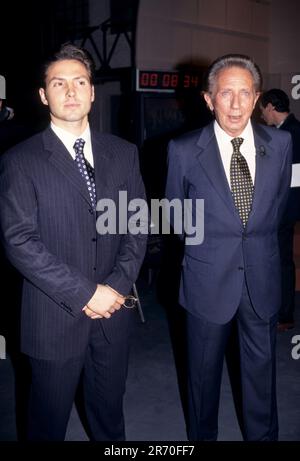 Milano, Italia. 04th Ott 2000. Milano, archivio 90s nella foto: Mike Bongiorno, Piersilvio Berlusconi © fotostore Credit: Independent Photo Agency/Alamy Live News Foto Stock