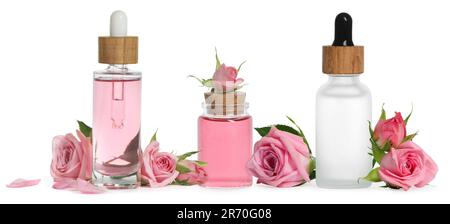 Olio essenziale di rosa in diverse bottiglie e fiori su fondo bianco, collage Foto Stock