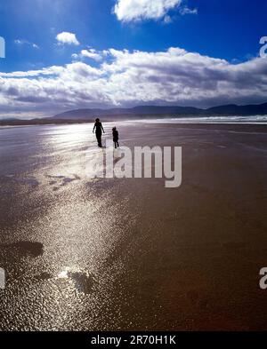 Madre e figlia camminano sul Tramore Strand Ardara, Contea di Donegal, Irlanda Foto Stock