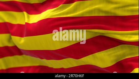 Particolare della bandiera della Catalogna che sventola nel vento. La Catalogna è una comunità autonoma della Spagna. Quattro strisce rosse su un campo giallo. 3d illustrazione re Foto Stock