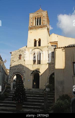 Itri, Italia. Esterno della chiesa cattolica del 11th ° secolo di San Michele Arcangelo. Foto Stock