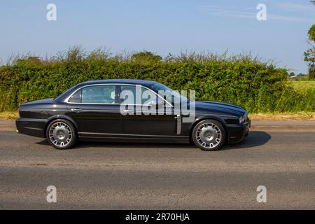 Jaguar XJ Sport Diesel berlina 2007 nera Tdvi; al Classic & Performance Motor Show alla Hoghton Tower; Supercar Showtime giugno 2023 Foto Stock