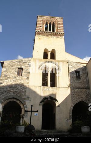 Itri, Italia. Esterno della chiesa cattolica del 11th ° secolo di San Michele Arcangelo. Foto Stock