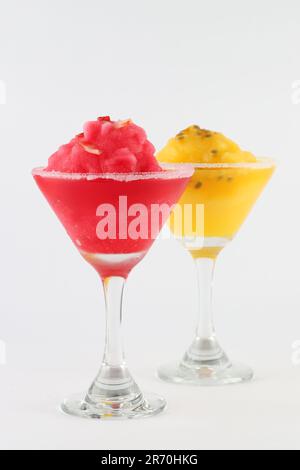 Tre deliziosi bicchieri martini pieni di cocktail dai colori diversi, tutti smerigliati con condensa isolati su sfondo bianco Foto Stock