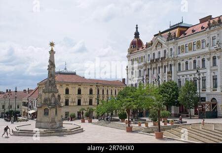 Pecs, Ungheria - 11 giugno 2023: Una passeggiata nel centro della città di Pecs nel sud-ovest dell'Ungheria in una giornata di sole primaverile. Piazza Szechenyi. Messa a fuoco selettiva Foto Stock