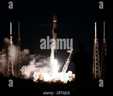 Cape Canaveral, Florida, Stati Uniti. 12th giugno, 2023. Un razzo SpaceX Falcon 9 lancia 53 satelliti 'Starlink' alle 3:10:00 dal complesso 40 presso la Cape Canaveral Space Force Station, Florida, lunedì 12 giugno 2023. Foto di Joe Marino/UPI Credit: UPI/Alamy Live News Foto Stock