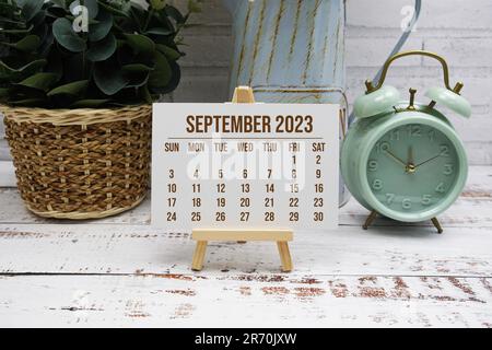 Settembre 2023 calendario mensile con decorazione a foglia verde su sfondo in legno Foto Stock