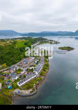 Vista aerea dal drone del villaggio di Plockton, Wester Ross, Scozia, Regno Unito Foto Stock