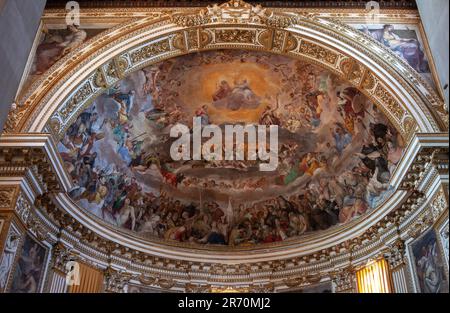 Soffitto dipinto nell'abside della basilica dei Santi Santissimi coronati. Quattro Coronati, a Roma Foto Stock