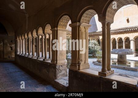 Chiostri della Basilica dei quattro Coronati. Chiesa dei quattro santi incoronati sul colle Caeliano di Roma. Foto Stock