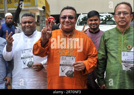 Per le elezioni della Sylhet City Corporation che si terranno il 21st giugno, sono stati assegnati oggi dei simboli tra i candidati sindaci e i candidati consiglieri. Il Nazrul Islam Babul del partito di Jatiya ha ricevuto il simbolo dell'aratro per funzionare come candidato mayoral. Sylhet, Bangladesh. Foto Stock