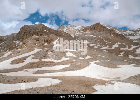 Neve cime montagne con cielo nuvoloso paesaggio Foto Stock