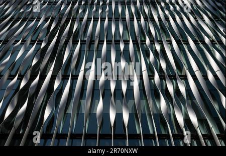 Londra, Regno Unito: Il Monument Building si trova accanto al monumento commemorativo. Dettaglio architettonico della parte anteriore dell'edificio. Guardando in alto. Foto Stock