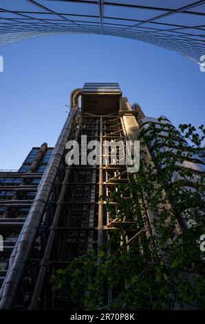 Londra, Regno Unito: Vista dell'edificio Lloyds of London nella City of London. Visto dall'esterno lo Scalpel che incornicia l'edificio sopra. Foto Stock