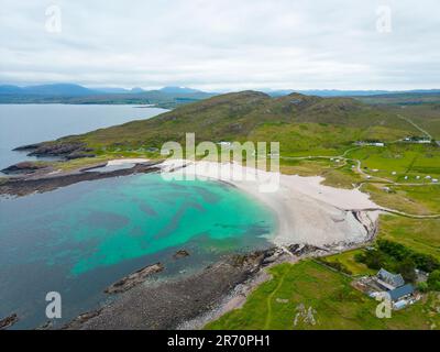 Vista aerea della spiaggia di Mellon Udrigle sulla baia di Gruinard a Wester Ross, Scozia, Regno Unito Foto Stock