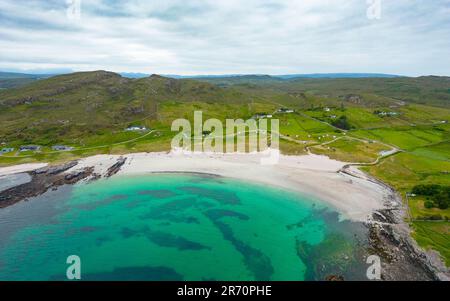 Vista aerea della spiaggia di Mellon Udrigle sulla baia di Gruinard a Wester Ross, Scozia, Regno Unito Foto Stock