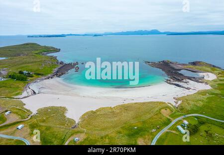 Vista aerea della spiaggia di Mellon Udrigle sulla baia di Gruinard a Wester Ross, Scozia, Regno Unito Foto Stock