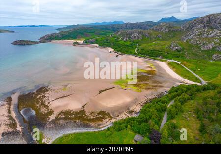 Vista aerea della costa di Gruinard Bay a Wester Ross, Scozia, Regno Unito Foto Stock