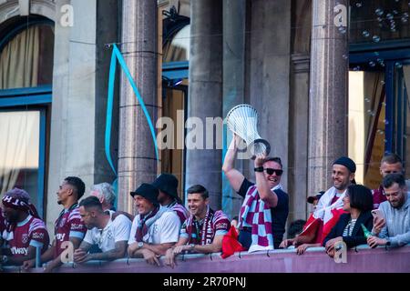 Londra, Regno Unito. 8th giugno, 2023. L'ex capitano del West Ham United e l'attuale primo allenatore della squadra Kevin Nolan festeggia con il trofeo della UEFA Europa Conference League sul balcone del municipio di Stratford insieme ai membri della squadra dopo una parata di vittoria dal sito dell'ex stadio Boleyn Ground di Upton Park. West Ham ha sconfitto ACF Fiorentina nella finale della UEFA Europa Conference League il 7 giugno, vincendo il primo trofeo principale dal 1980. Credit: Notizie dal vivo di Mark Kerrison/Alamy Foto Stock