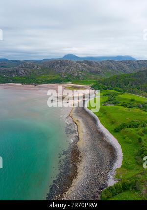 Vista aerea della costa di Gruinard Bay a Wester Ross, Scozia, Regno Unito Foto Stock