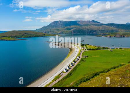 Veduta aerea del villaggio di Ardmair con le montagne di Coigach sul retro, Highlands scozzesi, Scotand, Regno Unito Foto Stock