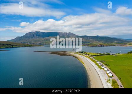 Veduta aerea del villaggio di Ardmair con le montagne di Coigach sul retro, Highlands scozzesi, Scotand, Regno Unito Foto Stock