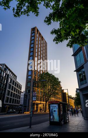 Londra, Regno Unito: Edificio di appartamenti alto e sottile all'incrocio tra Southwark Street e Lavington Street a Southwark, Londra. (In realtà è triangolare). Foto Stock