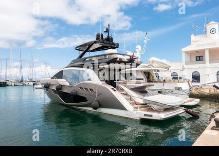 Grande Yacht ormeggiato a lusso Marina, porto, Benalmadena, Costa del Sol, Malaga, Spagna. Foto Stock