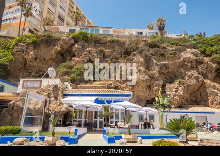 Ristorante sulla spiaggia in stile spagnolo presso la scogliera, Torremolinos, Costa del Sol, Malaga, Spagna. Foto Stock