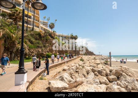 Passerella con hotel vicino alla spiaggia in estate, Benalmadena Costa, Costa del Sol, Andalusia, Spagna. Foto Stock