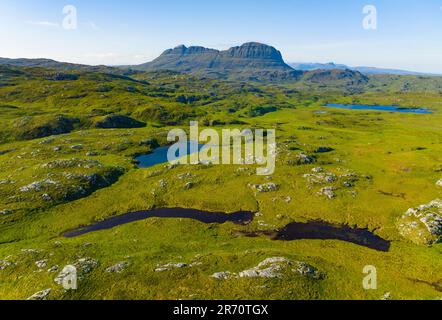 Veduta aerea del paesaggio che circonda la montagna di Suilven ad Assynt-Coigach, Highlands scozzesi, Scozia, Regno Unito Foto Stock