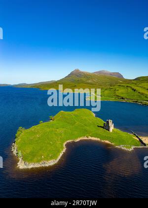 Vista aerea dal drone del castello di Ardvreck sulla North Coast 500 rotta a Loch Assynt, Highlands scozzesi, Scozia, Regno Unito Foto Stock