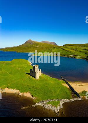 Vista aerea dal drone del castello di Ardvreck sulla North Coast 500 rotta a Loch Assynt, Highlands scozzesi, Scozia, Regno Unito Foto Stock