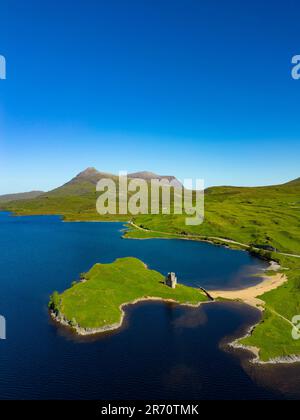 Vista aerea dal drone del castello di Ardvreck sulla North Coast 500 rotta a Loch Assynt, Highlands scozzesi, Scozia, Regno Unito Foto Stock