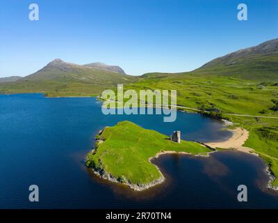 Vista aerea dal drone del castello di Ardvreck sulla North Coast 500 rotta a Loch Assynt, Highlands scozzesi, Scozia, Regno Unito Foto Stock